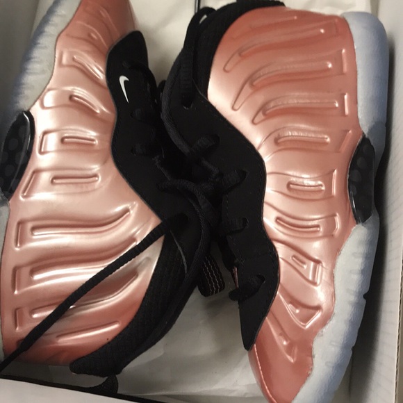 rose gold phone posits